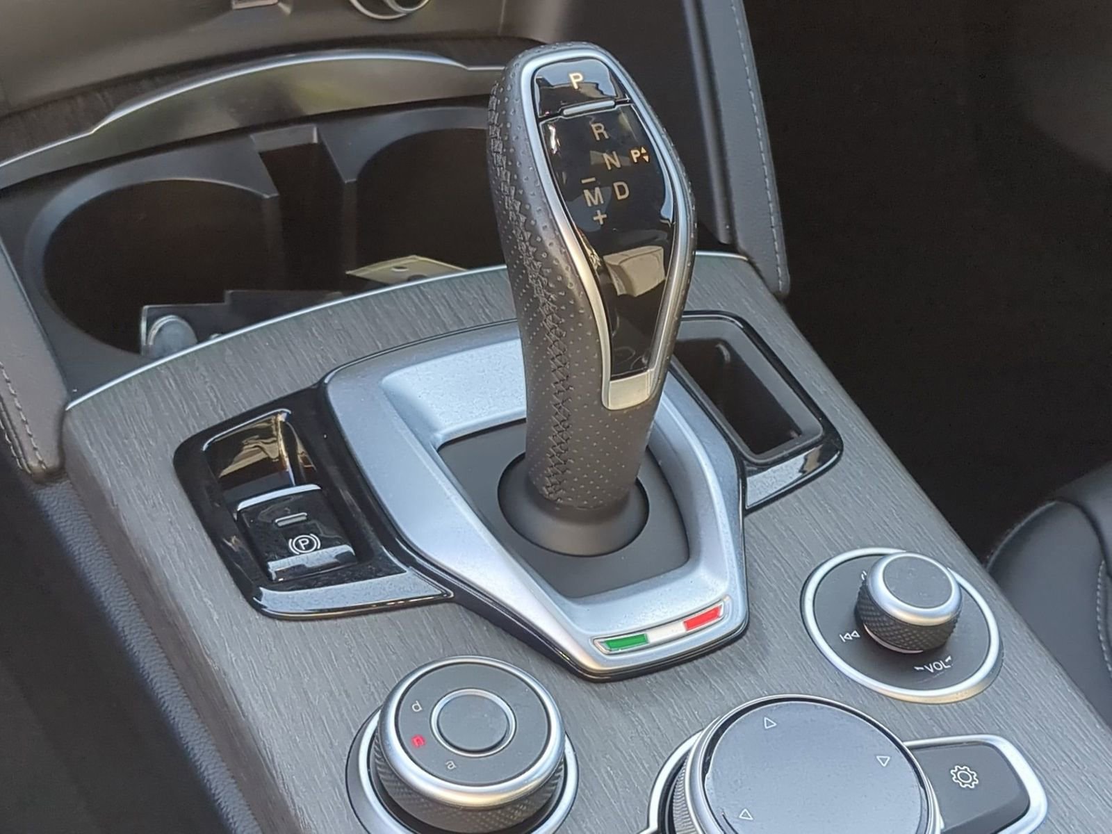 Used 2023 Alfa Romeo Stelvio Ti image 37