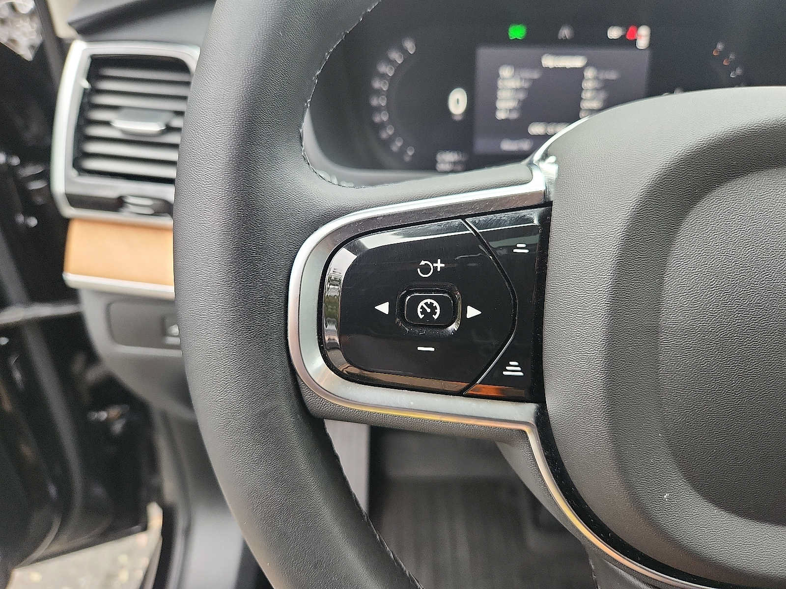 Certified 2024 Volvo XC90 B6 Plus w/ Protection Package Premier AWD/4WD image 19