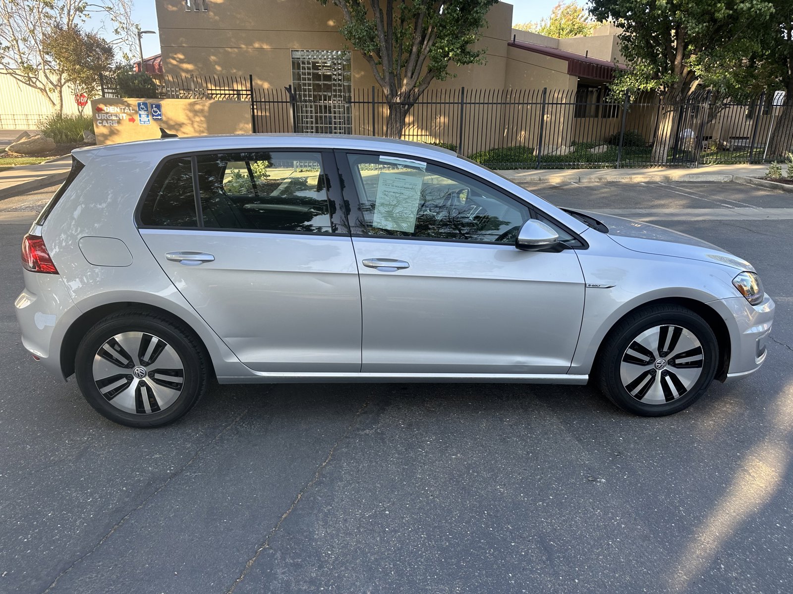 Used 2015 Volkswagen e-Golf SEL Premium image 4