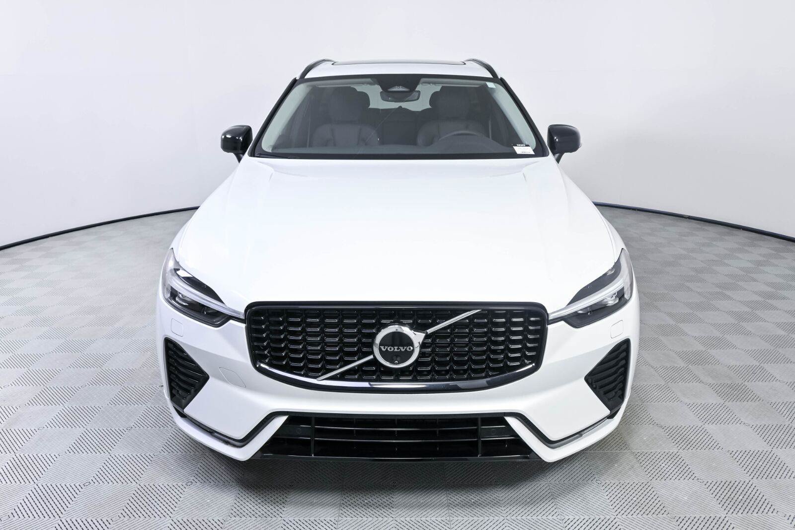 Certified 2025 Volvo XC60 B5 Plus w/ Protection Package Premier AWD/4WD image 33