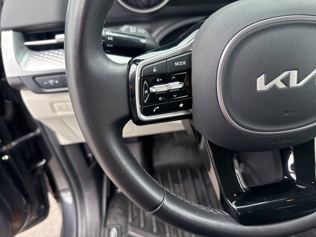 Used 2024 Kia Carnival LX image 22