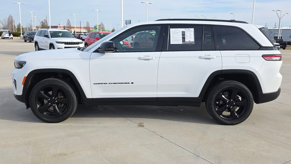 Used 2022 Jeep Grand Cherokee Laredo AWD/4WD image 2