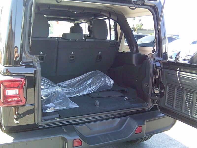 Used 2023 Jeep Wrangler Unlimited Sahara AWD/4WD image 16