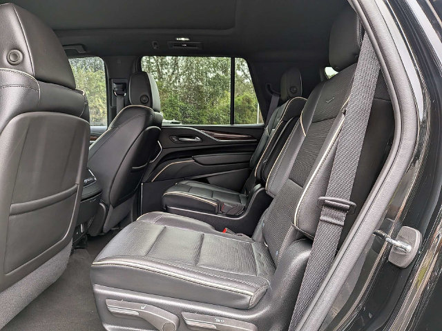 Used 2022 Cadillac Escalade Premium Luxury AWD/4WD image 16