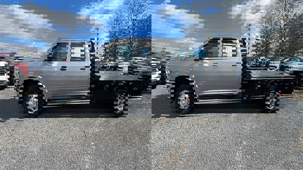 Used 2022 RAM 3500 Tradesman w/ Chrome Appearance Group image 8