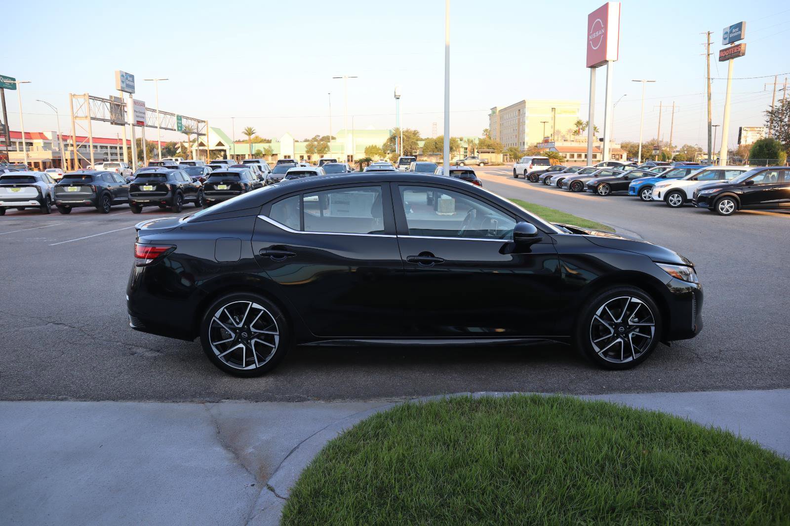 Used 2025 Nissan Sentra SR w/ SR Premium Package image 11