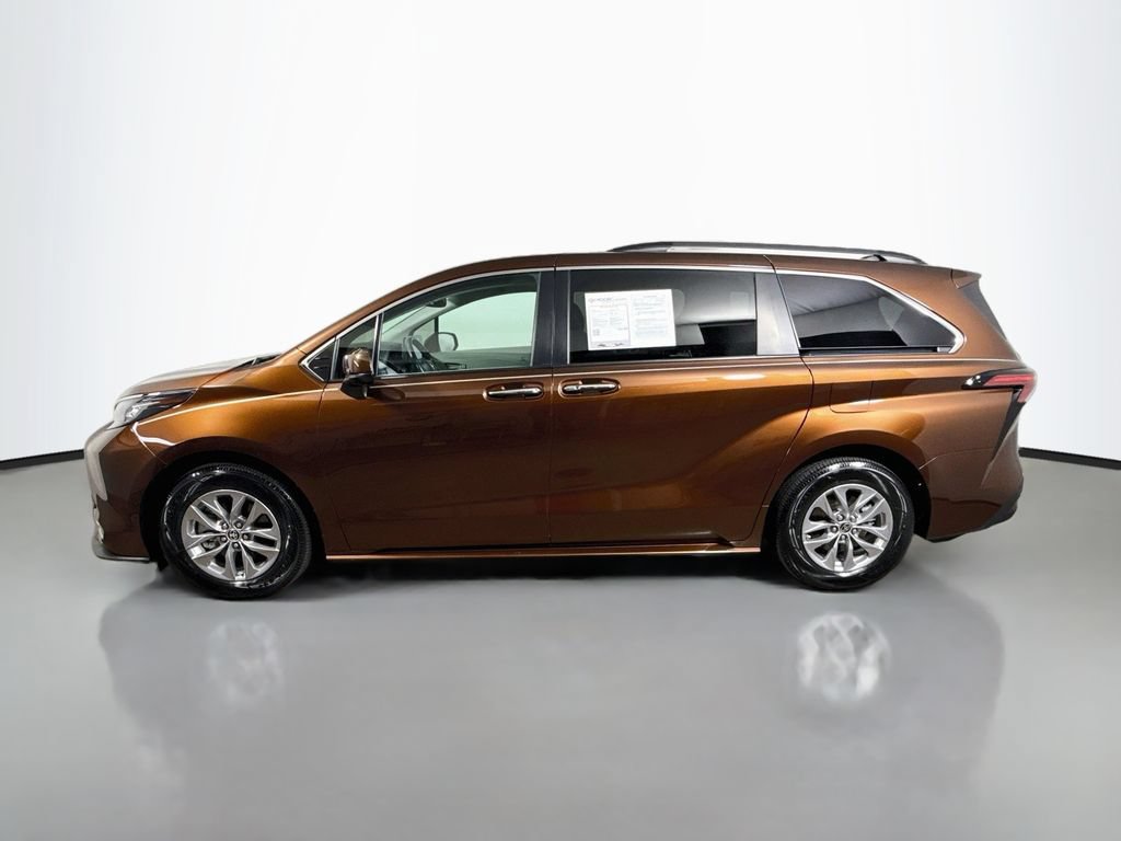 Used 2022 Toyota Sienna XLE FWD image 4
