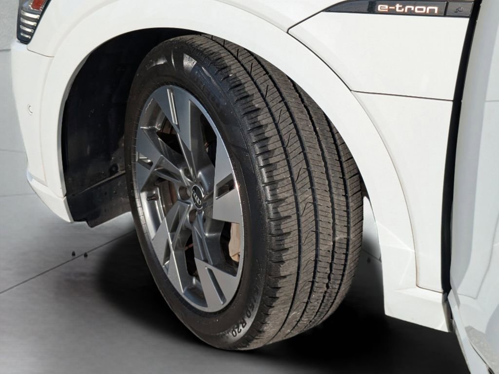 Used 2022 Audi e-tron Premium Plus w/ Premium Plus Package image 37