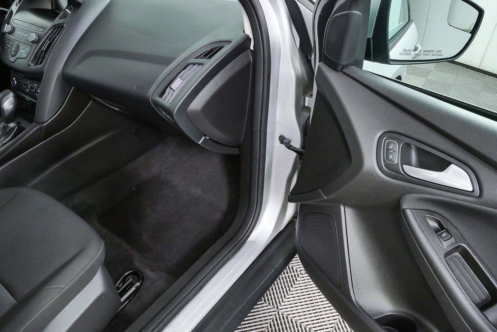 Used 2018 Ford Focus SE FWD image 24