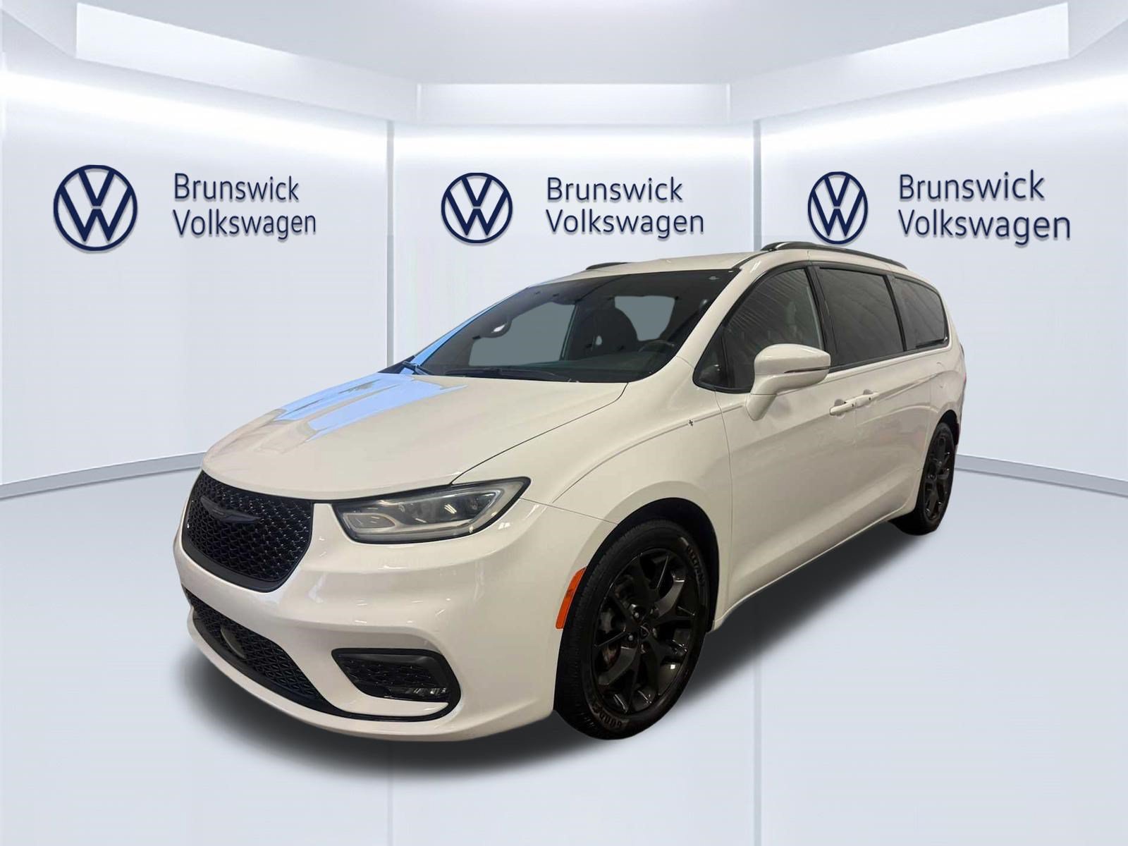 Used 2021 Chrysler Pacifica Touring w/ S Appearance Package FWD image 1