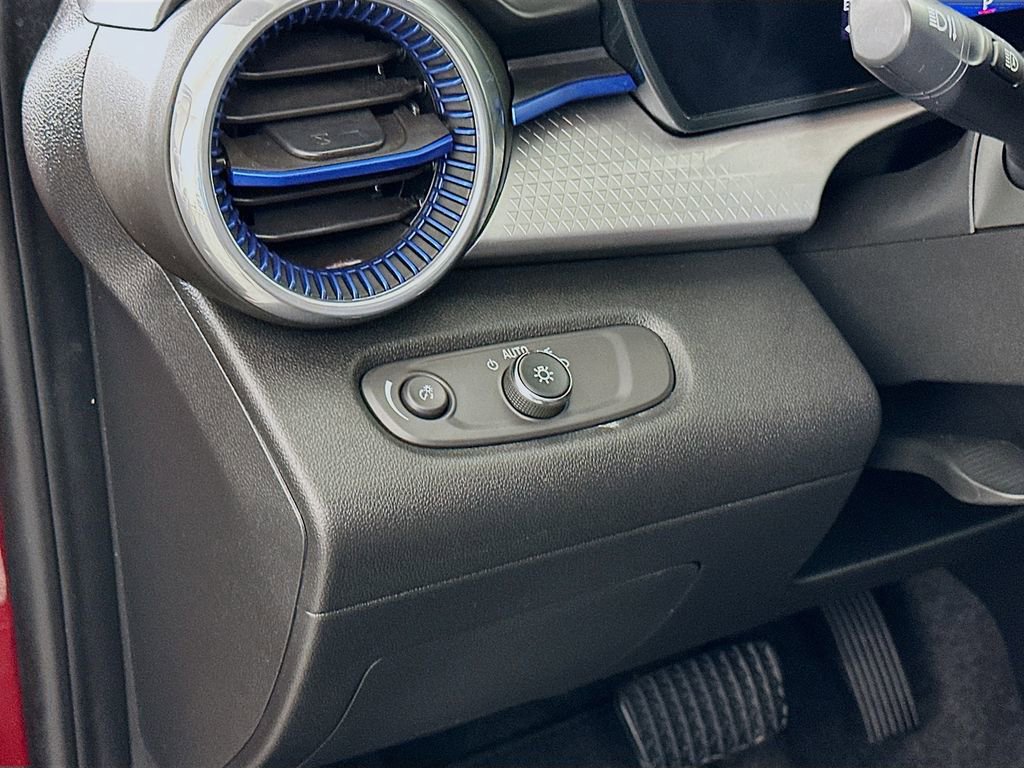 Used 2024 Chevrolet Trax LT w/ Sunroof Package image 10