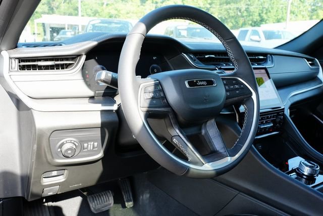 Certified 2025 Jeep Grand Cherokee Limited w/ Luxury Tech Group II image 31