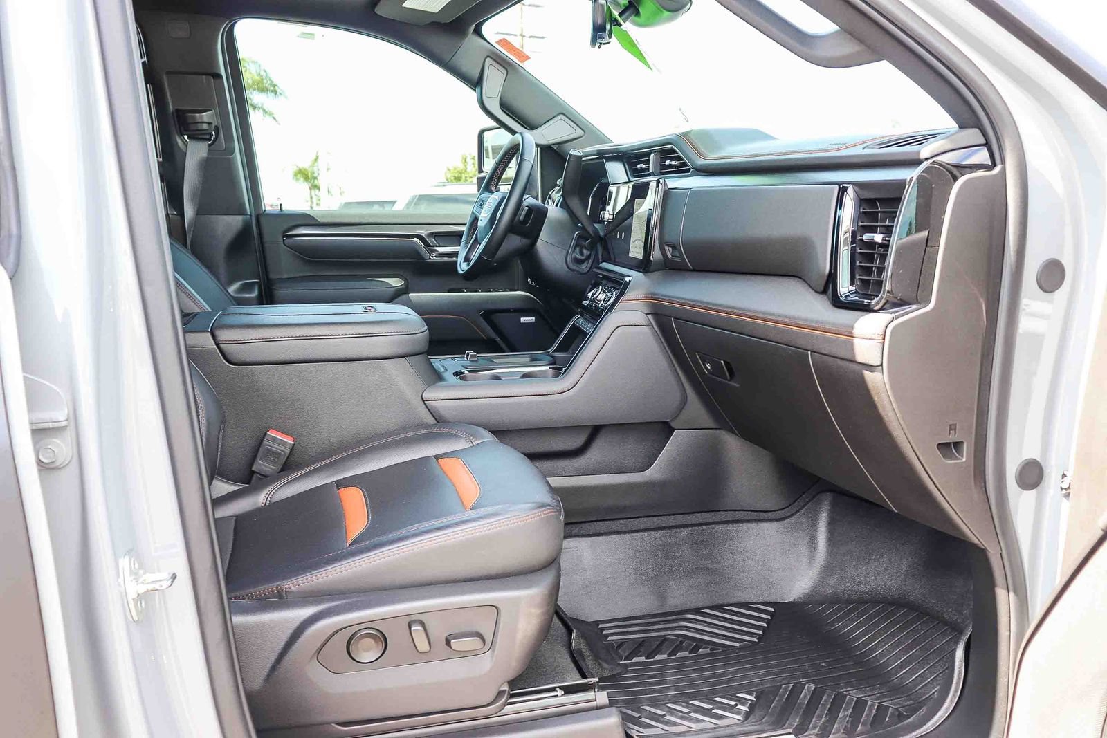 Used 2025 GMC Sierra 2500 AT4 w/ AT4 Premium Plus Package AWD/4WD image 16