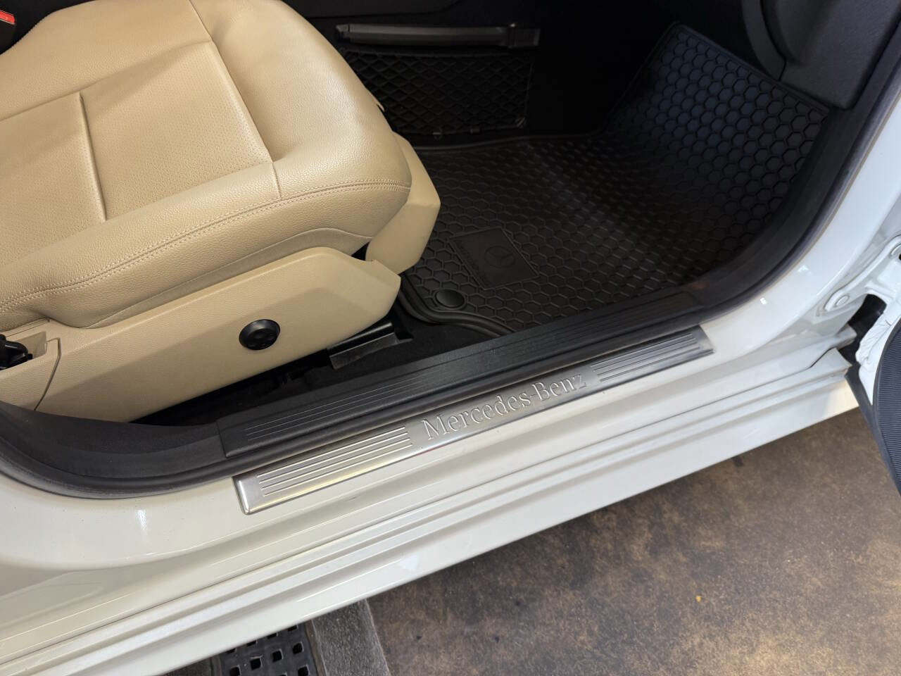 Used 2011 Mercedes-Benz E 350 Sedan image 39