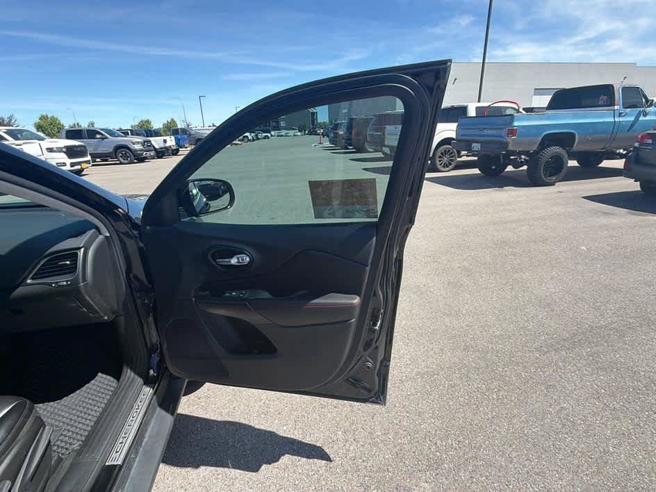Used 2023 Jeep Cherokee Trailhawk w/ Trailer Tow Group AWD/4WD image 28