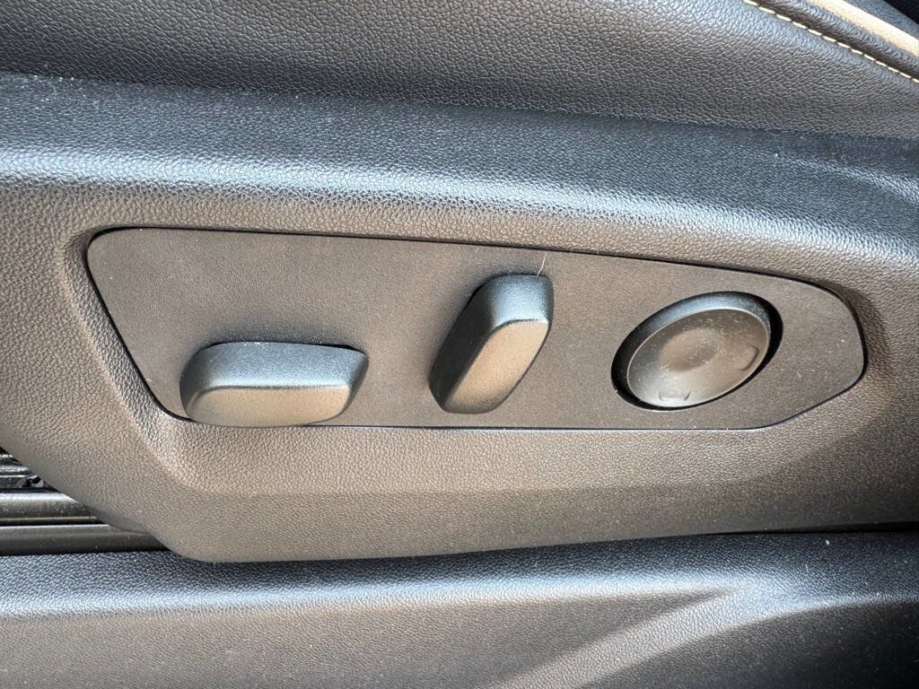 Used 2024 GMC Yukon XL SLT image 14