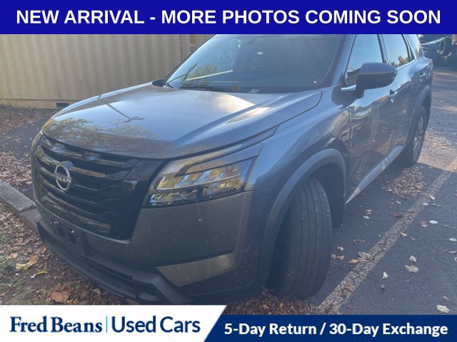 Used 2024 Nissan Pathfinder SV w/ Black Appearance Package AWD/4WD image 3
