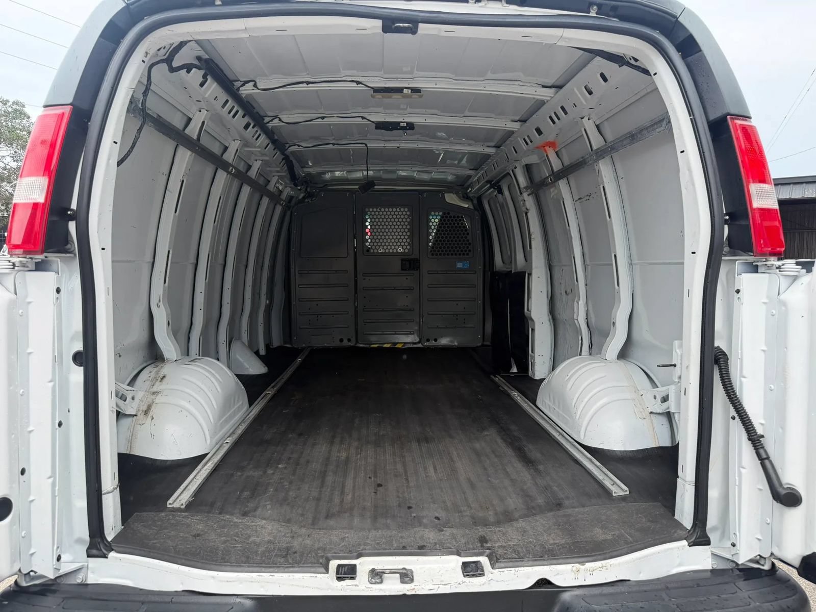 Used 2022 Chevrolet Express 3500 Extended w/ Driver Convenience Package RWD image 15