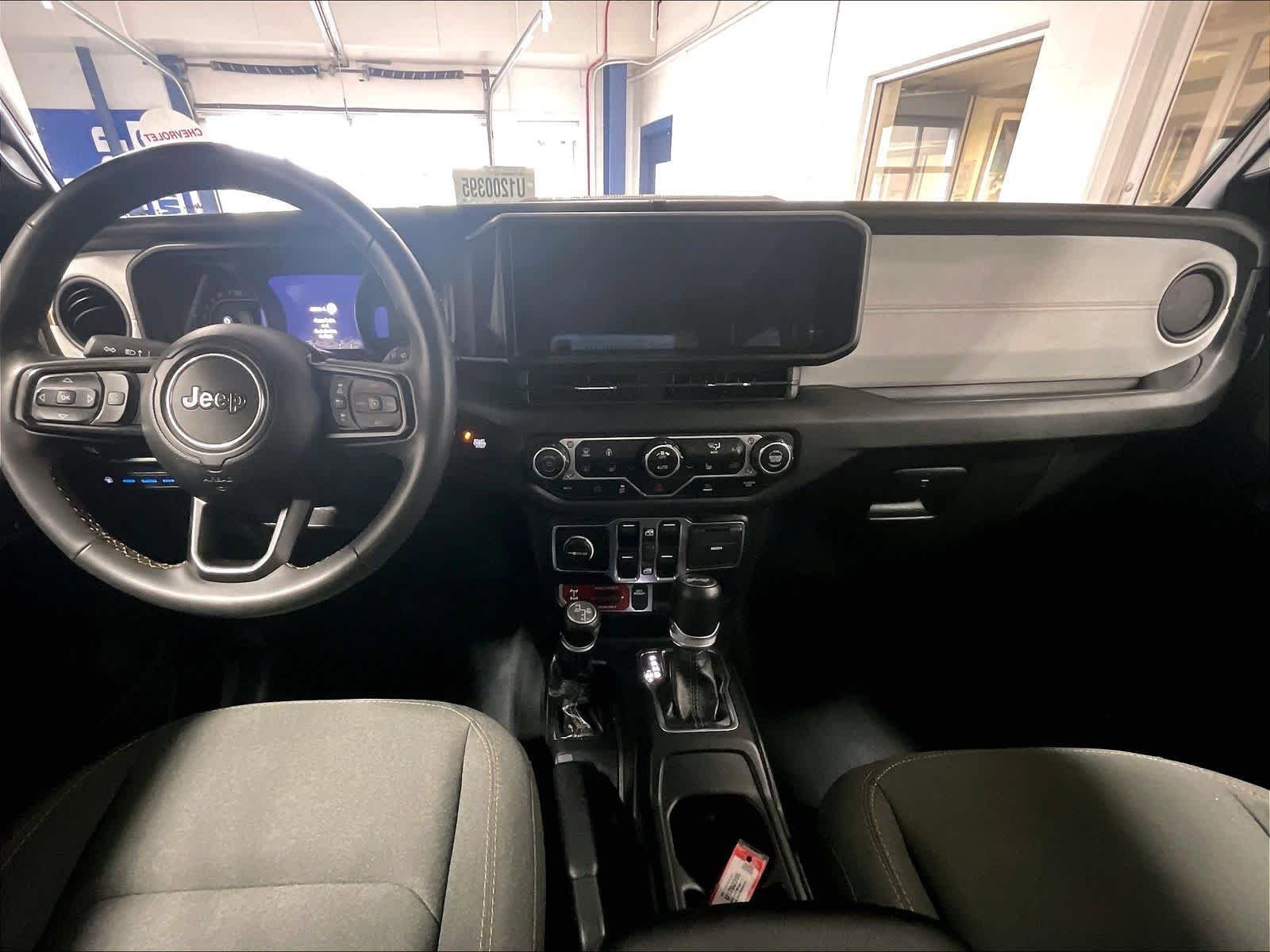 Used 2024 Jeep Wrangler Unlimited AWD/4WD image 21