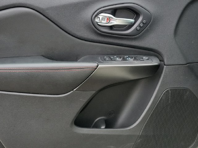 Used 2019 Jeep Cherokee Trailhawk AWD/4WD image 16