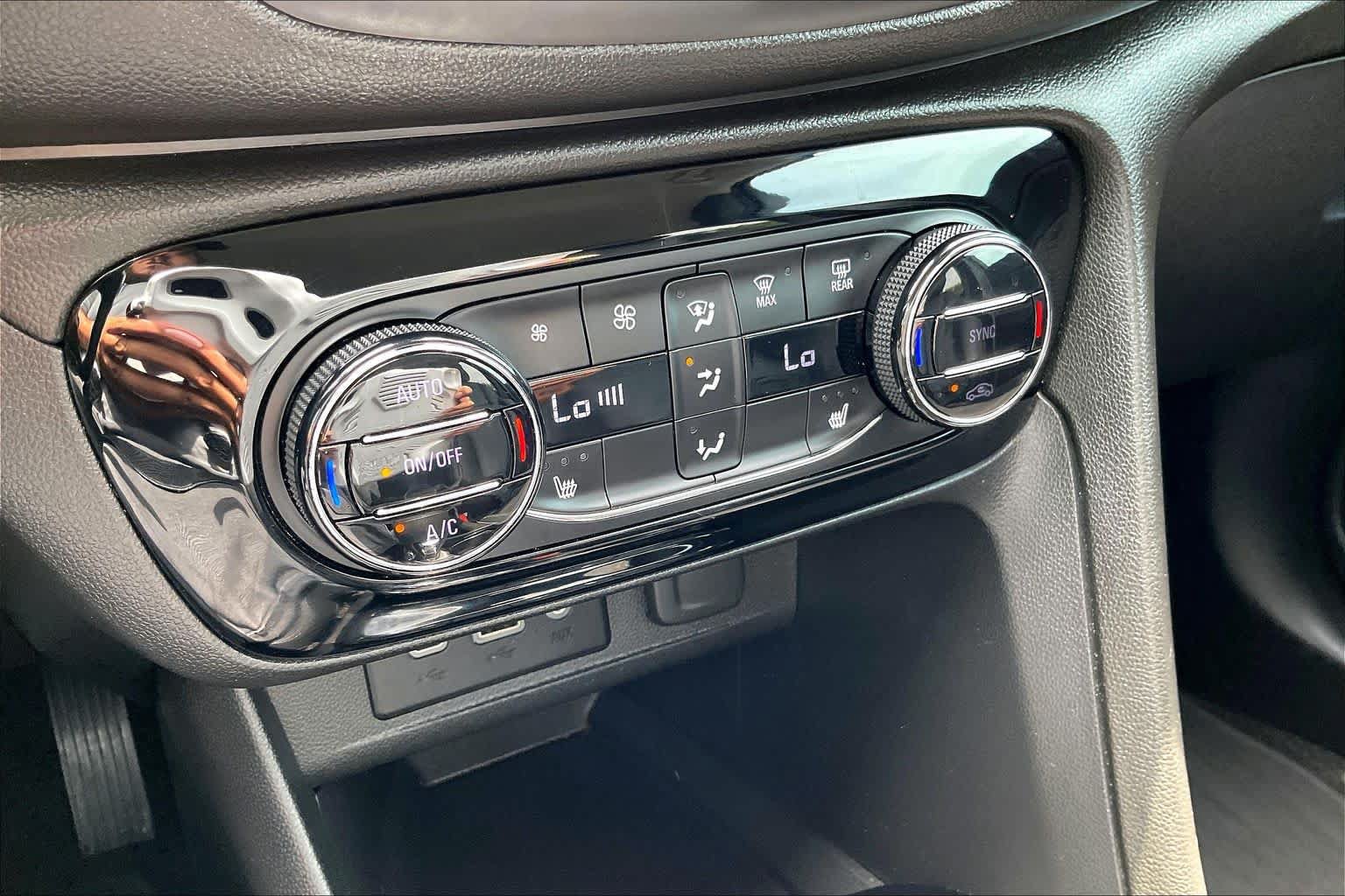 Used 2020 Buick Encore GX Essence FWD image 34