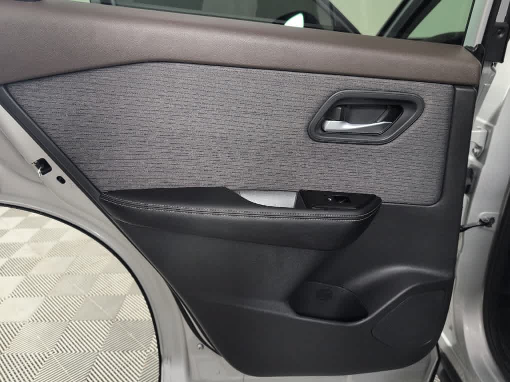 Used 2023 Nissan Rogue SV FWD image 21