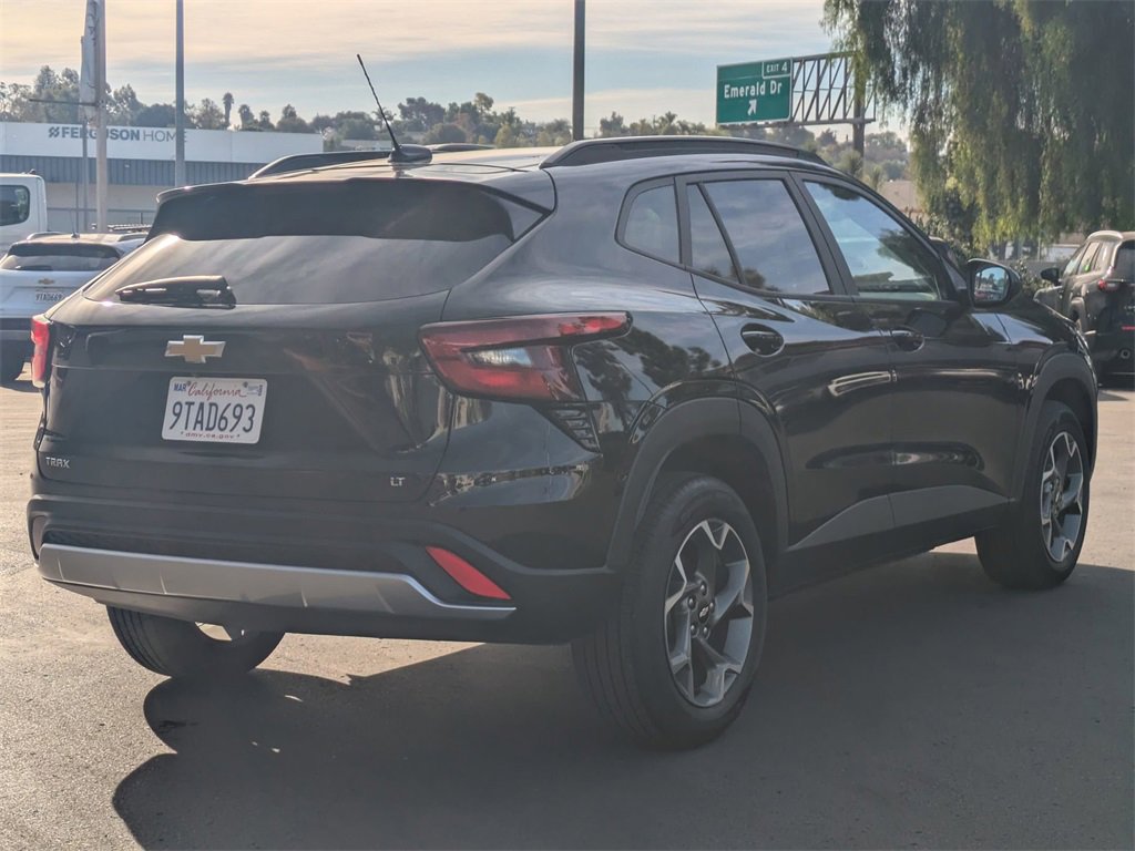 Used 2025 Chevrolet Trax LT w/ LT Convenience Package image 6