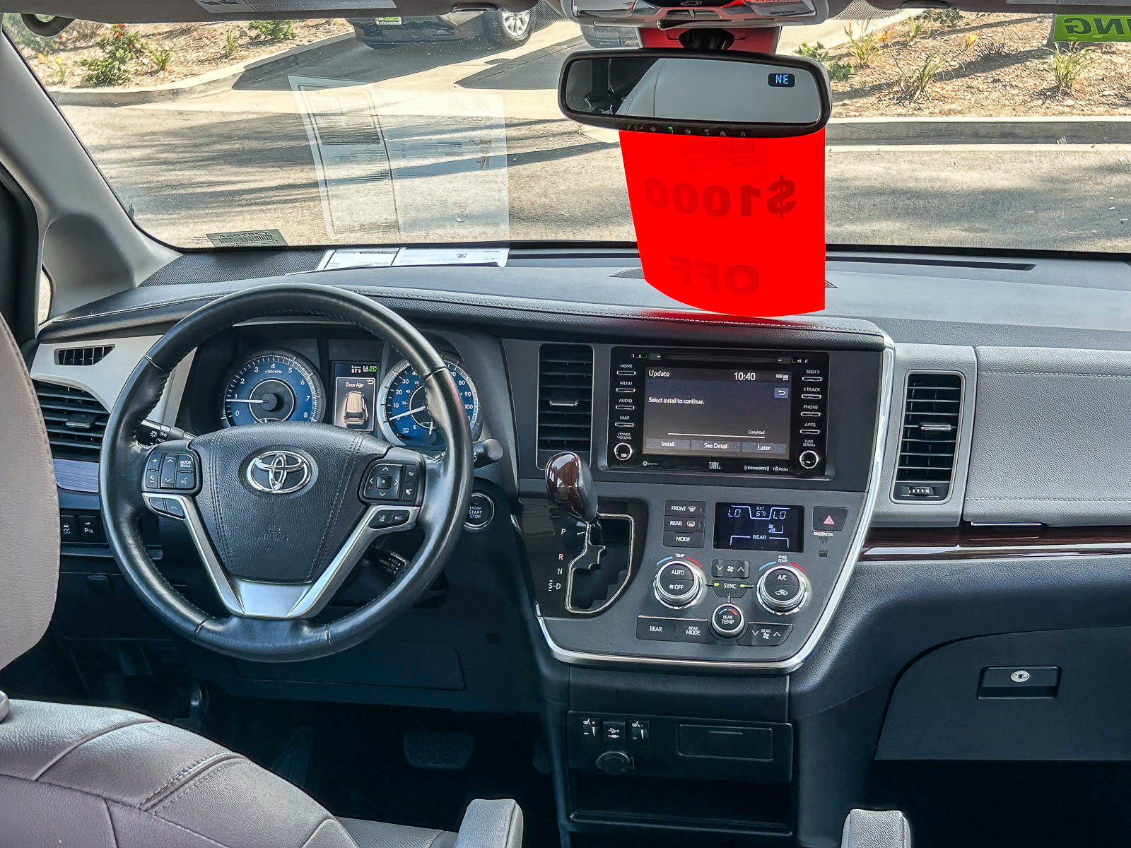 Used 2018 Toyota Sienna Limited w/ Carpet Mat Package image 12