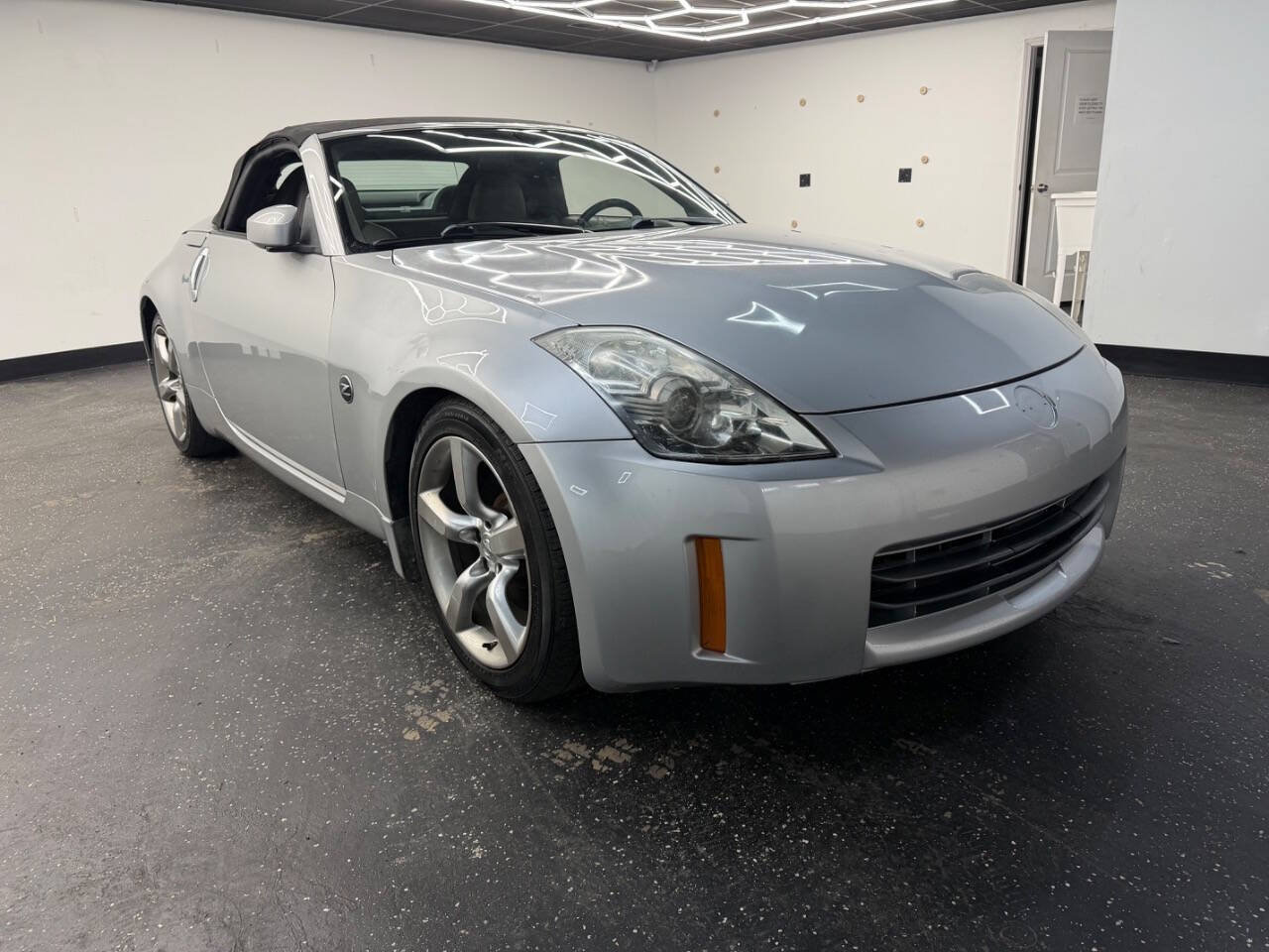 Used 2008 Nissan 350Z Touring RWD image 3