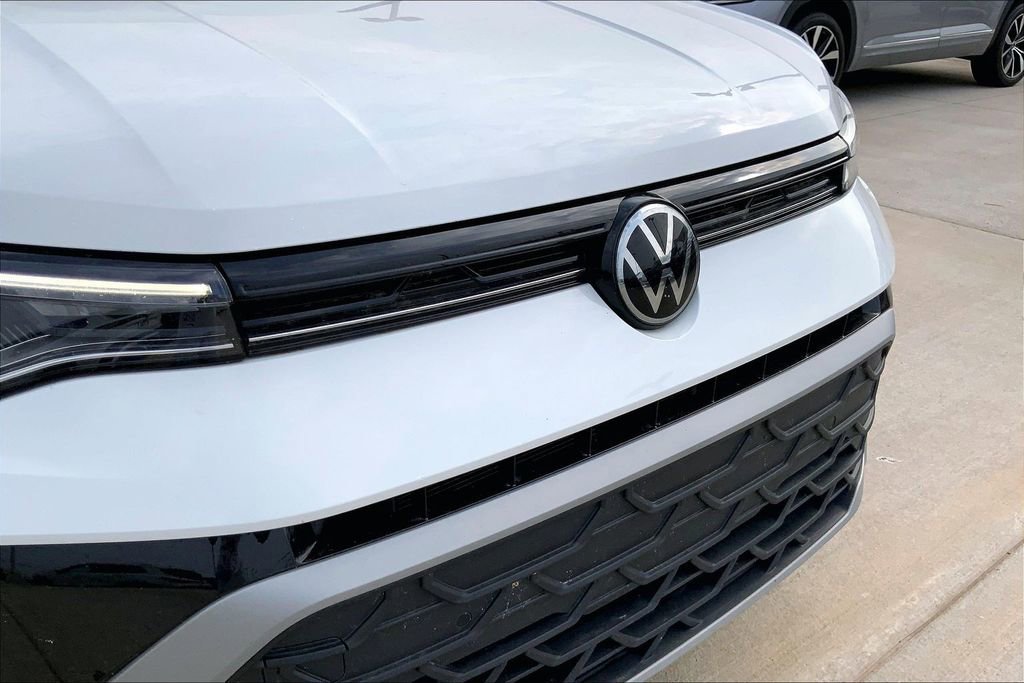 Used 2025 Volkswagen Taos SE FWD image 27
