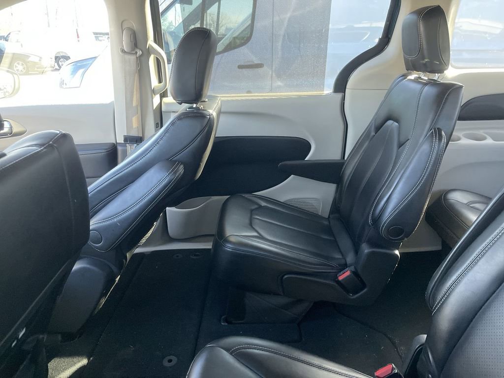 Used 2023 Chrysler Pacifica Touring-L image 4