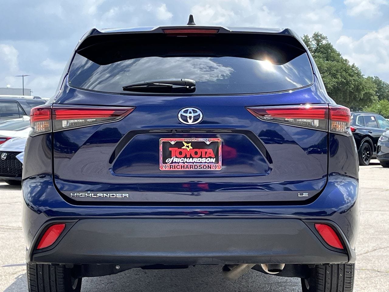 Used 2025 Toyota Highlander LE FWD image 5