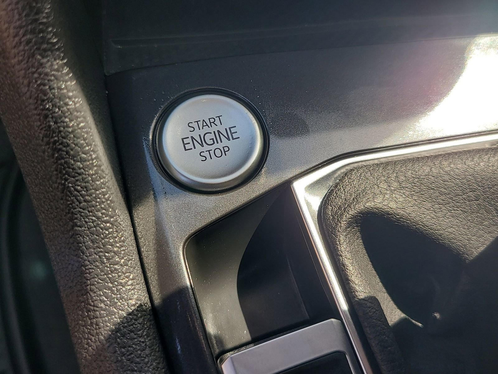 Used 2024 Volkswagen Tiguan SE R-Line image 25