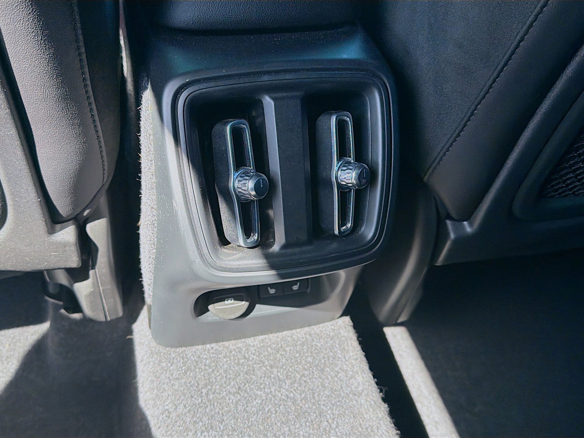 Used 2022 Volvo XC40 T5 R-Design w/ Advanced Package image 23