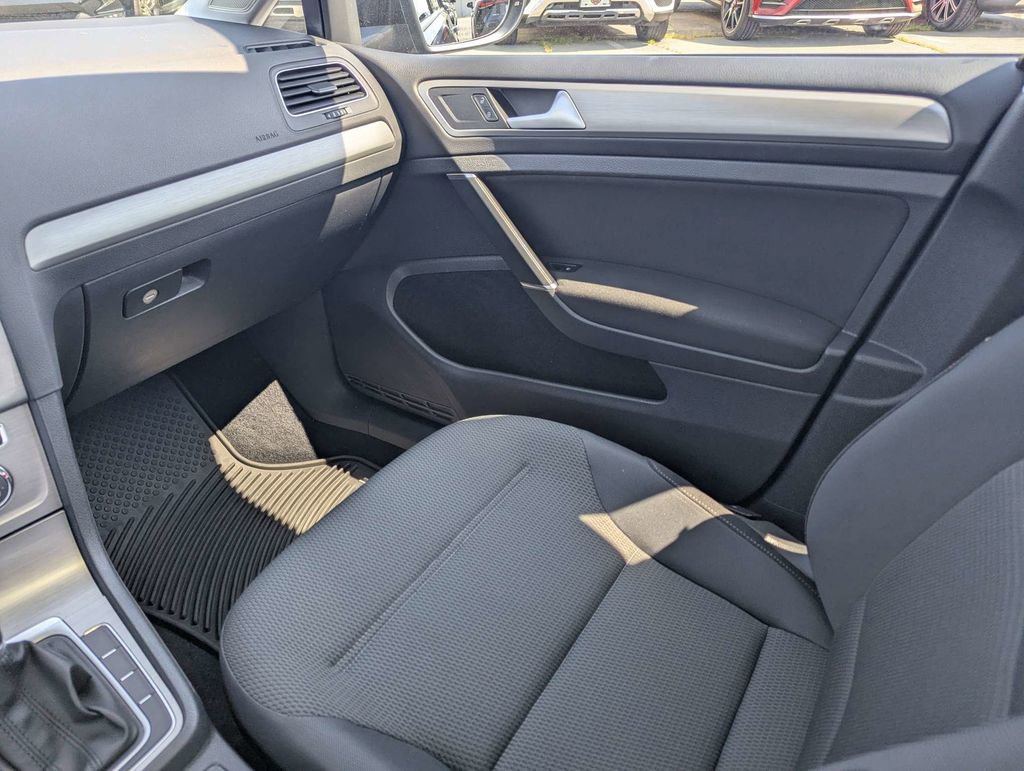 Used 2016 Volkswagen Golf 4-Door image 17