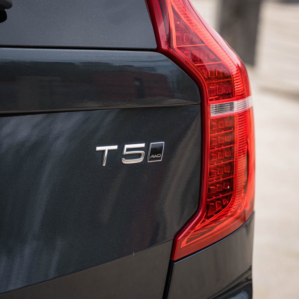 Used 2021 Volvo XC90 T5 Momentum w/ Advanced Package image 6