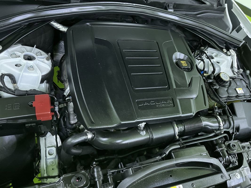 Used 2019 Jaguar F-PACE Premium image 31