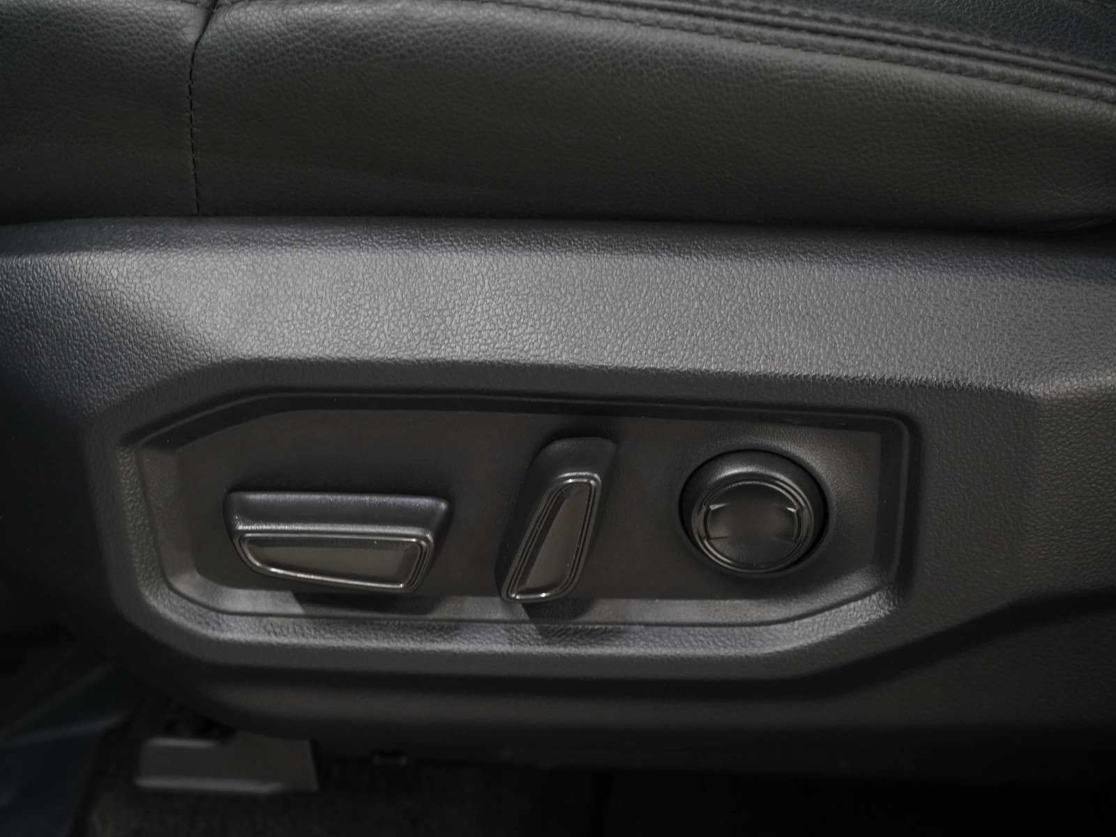 Used 2025 Toyota Tundra Limited AWD/4WD image 24