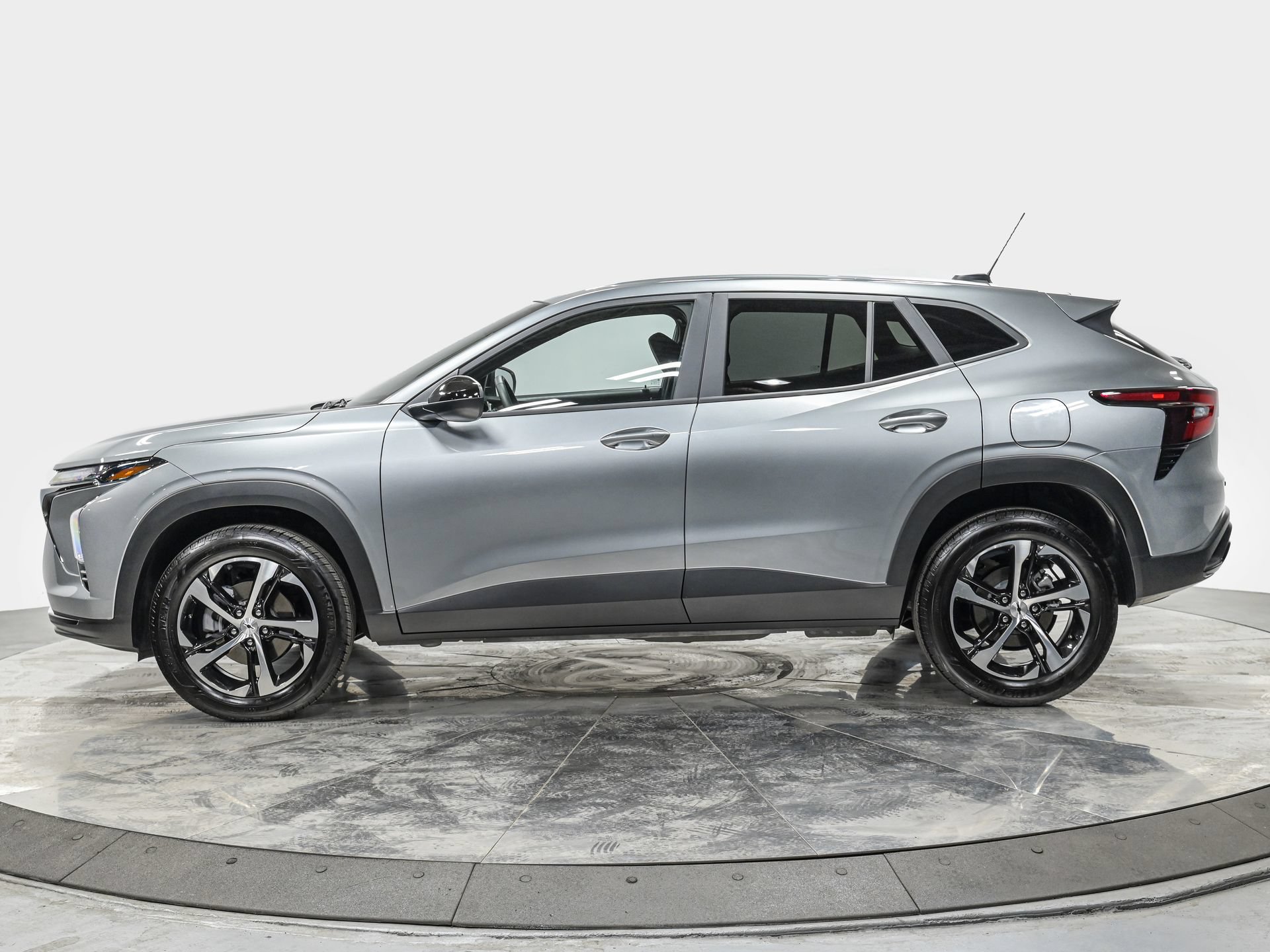 Used 2025 Chevrolet Trax RS FWD image 2
