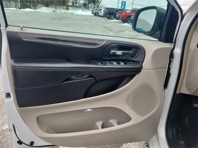 Used 2014 Chrysler Town & Country Limited image 19