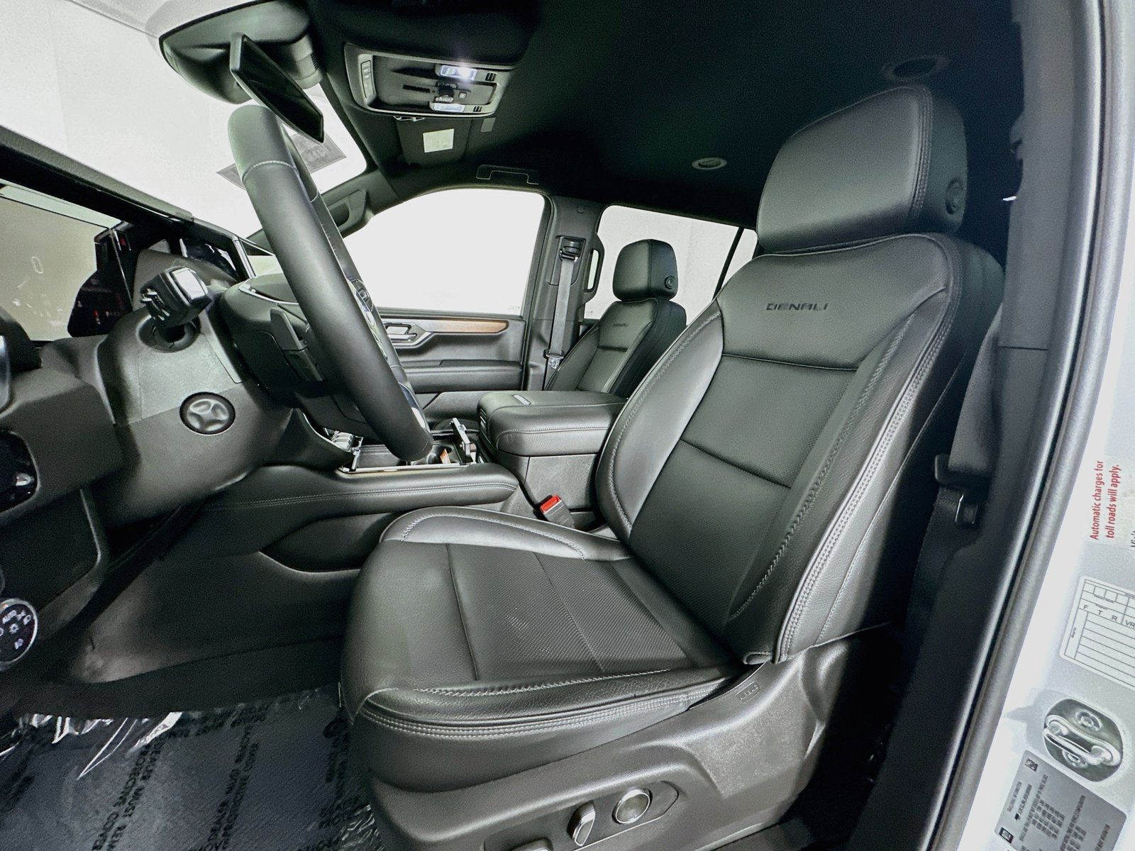 Used 2025 GMC Yukon XL Denali AWD/4WD image 23