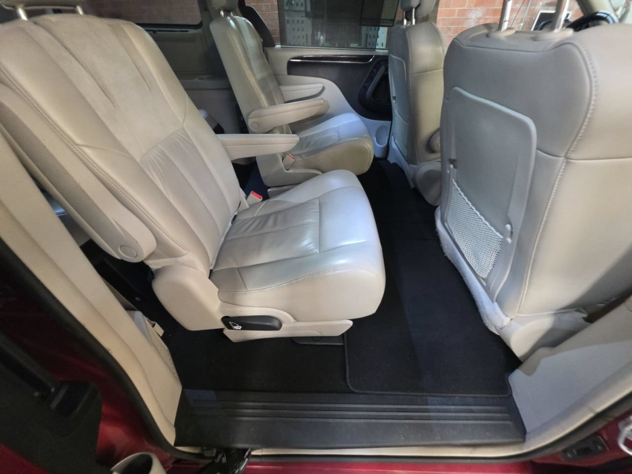 Used 2015 Chrysler Town & Country Limited Platinum FWD image 20