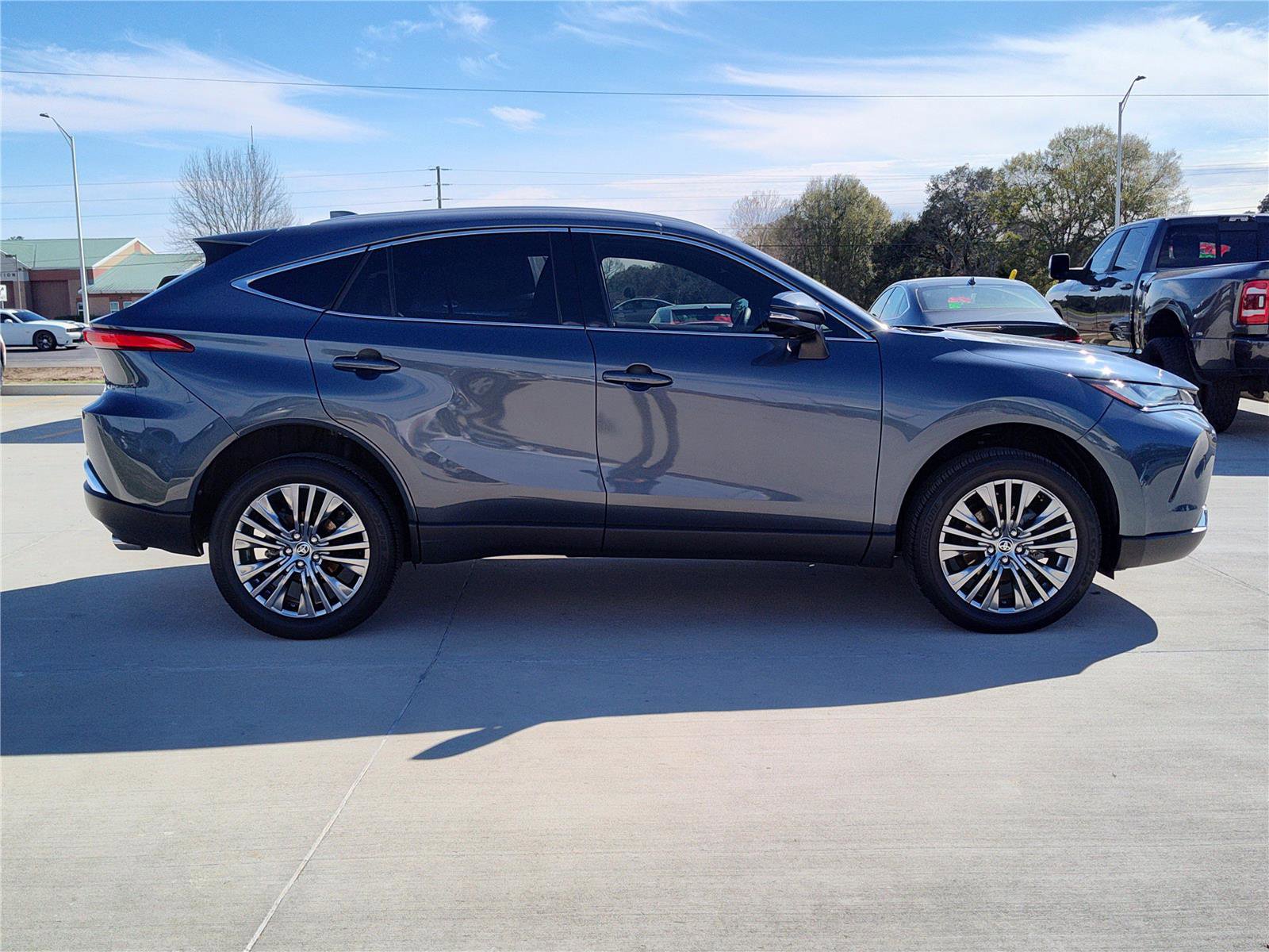 Used 2024 Toyota Venza XLE image 10