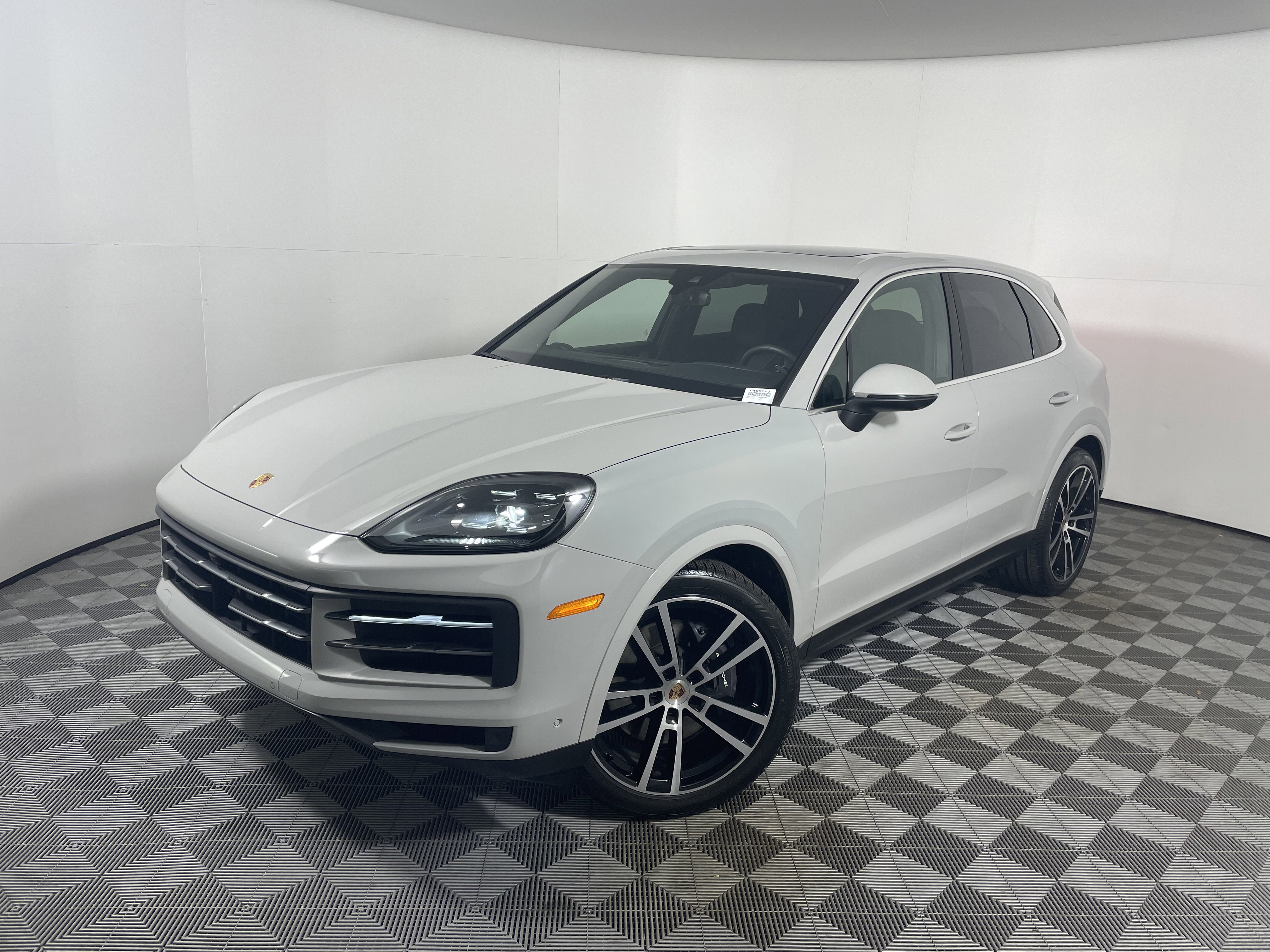 Used 2025 Porsche Cayenne image 1