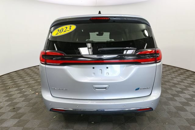 Used 2023 Chrysler Pacifica Touring-L FWD image 8