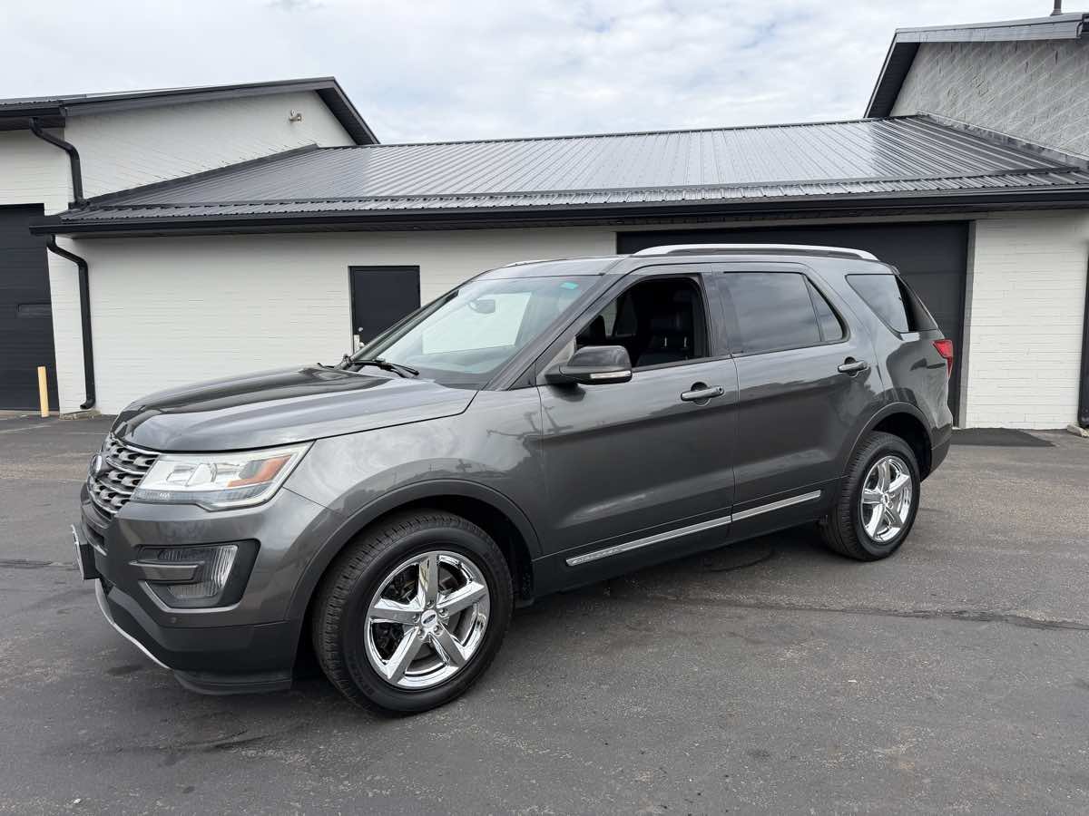 Used 2016 Ford Explorer XLT w/ Equipment Group 202A AWD/4WD image 2