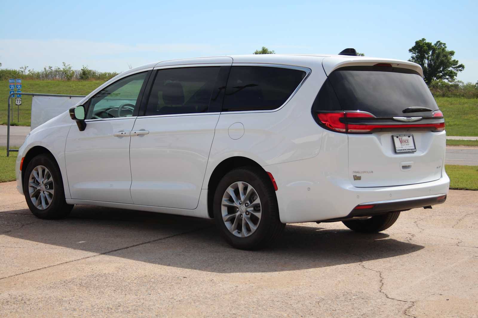 New 2025 Chrysler Pacifica Select AWD/4WD image 7