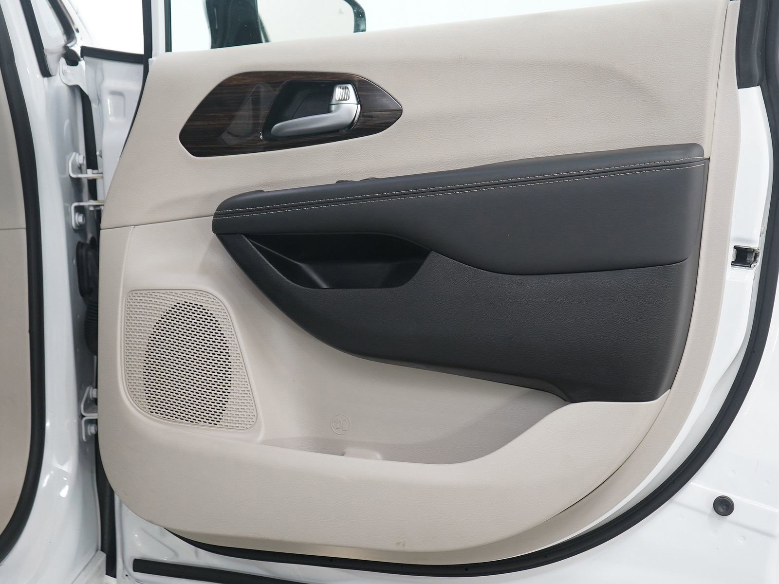 Used 2024 Chrysler Pacifica Limited image 11