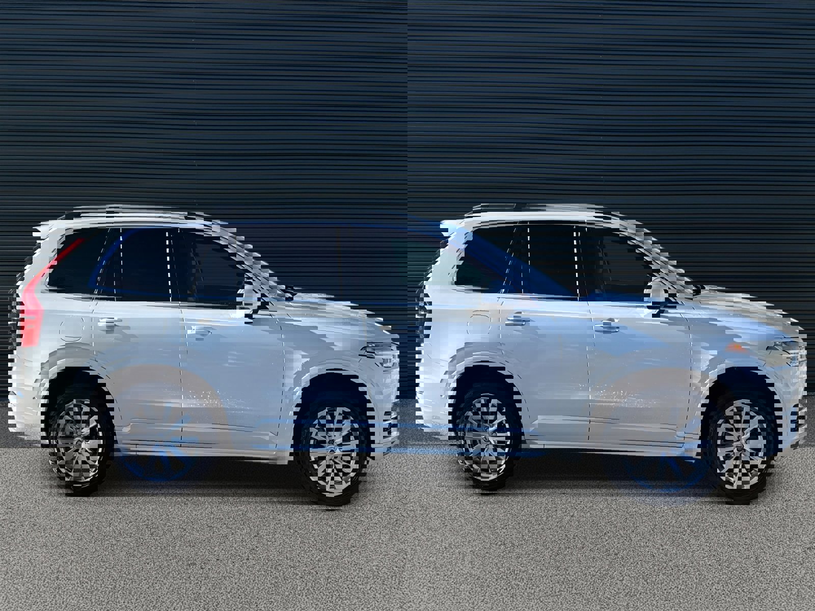 Used 2017 Volvo XC90 T6 Momentum w/ Vision Package image 4