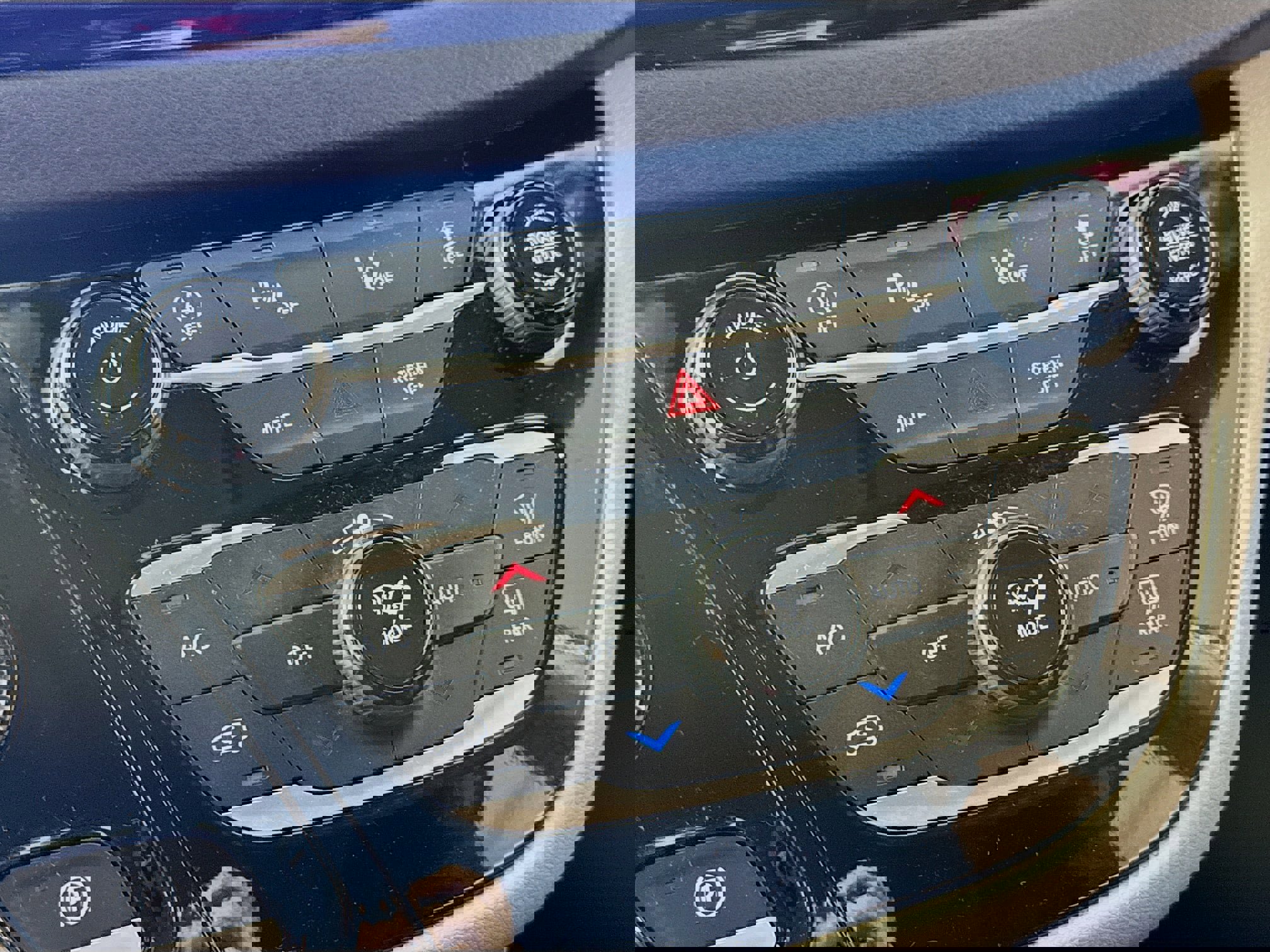 Used 2024 Chrysler Pacifica Touring-L image 19